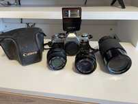 Câmera fotográfica analógica Cânon AE-1 com lentes e flash
