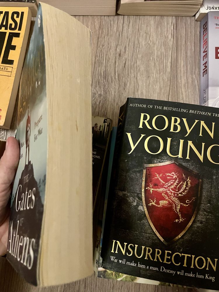 Книги на английском /Robyn Young/Jojo Moyes/Lesley Pearse/детективы