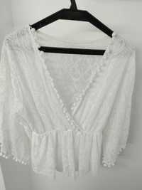 Biała koronkowa bluzka, styl Boho, wykończona pomponikami