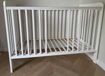 Białe łóżeczko Woodies Classic Cot białe + Baby sense materac
