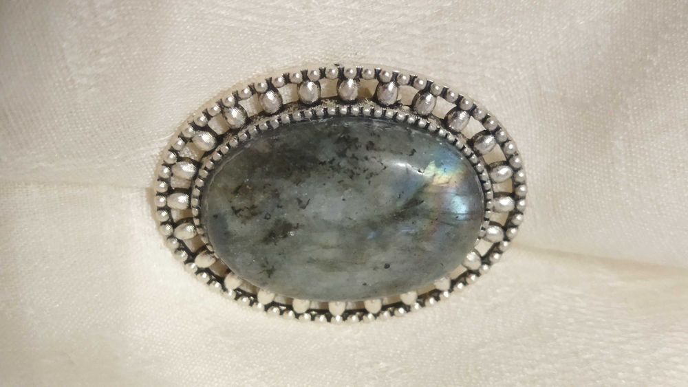 Брошка з натуральним камінням Лабрадор