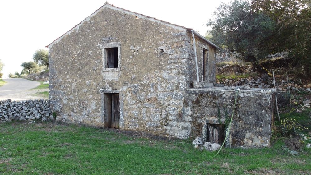 Terreno com Casa Centenária em Pedra — Buraca do Casmilo
