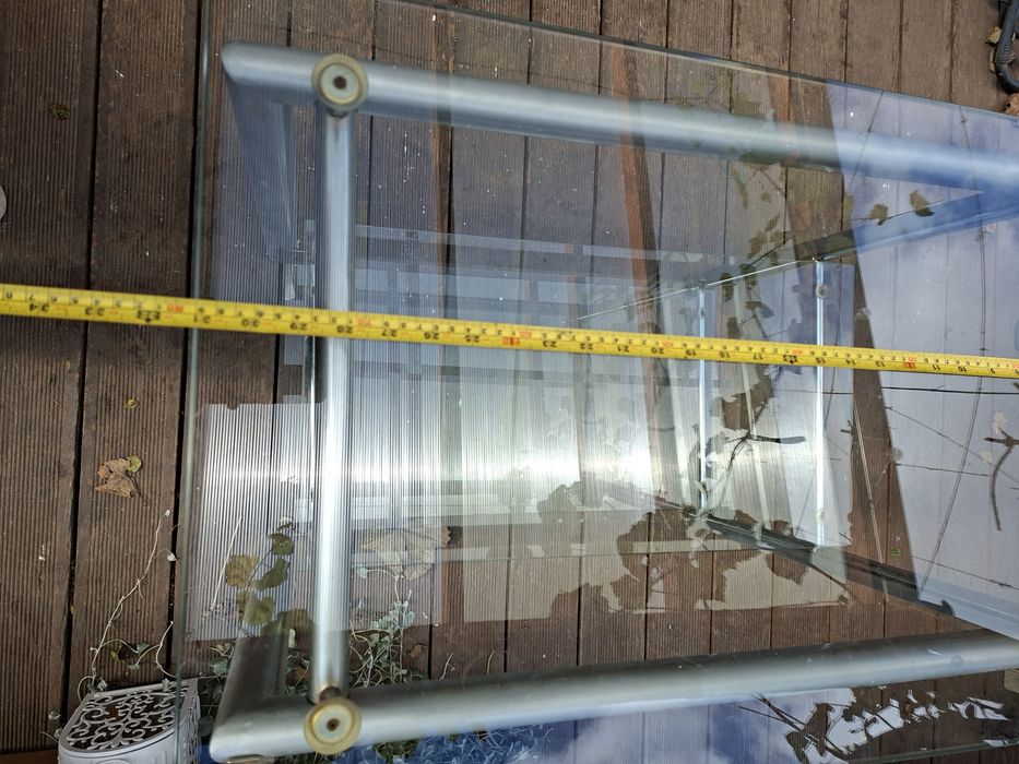 Szklany stolik kawowy z metalowym stelażem, 3 półki
> 
>