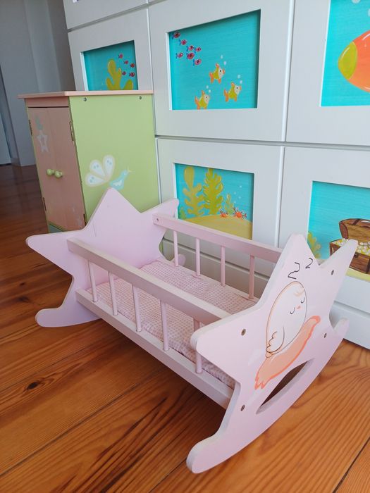 Berço e guarda-fato em madeira para boneca