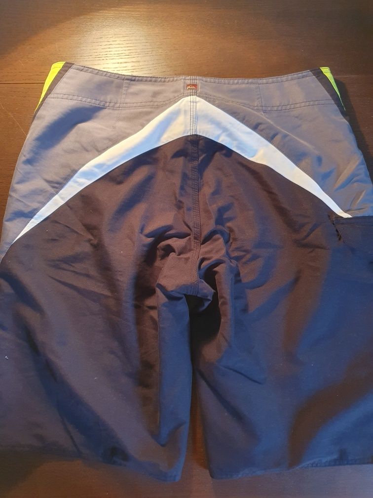 Quiksilver | Bermudas | Original | Tam 33 
Cor azul, vendo em mãos n