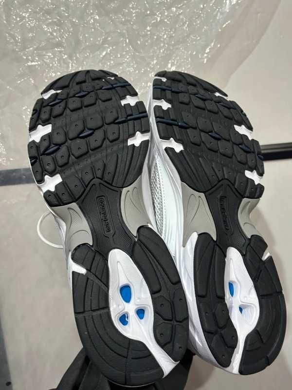 WhiteSilver\NewBalance*Damskie*ModaMR530SG UnisexTrampki.40