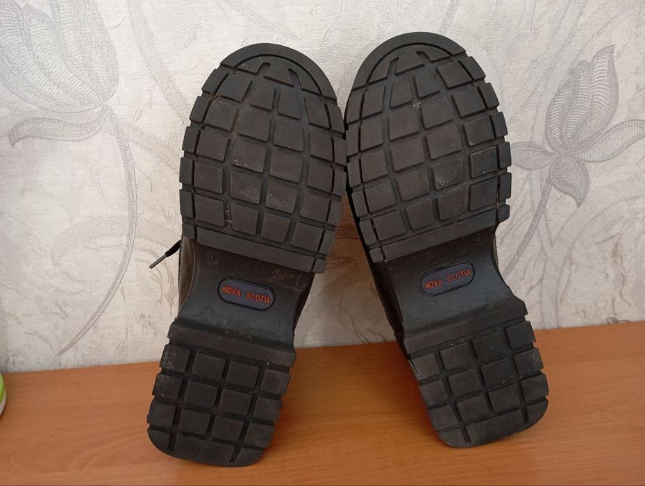 Продаються чоловічі черевики