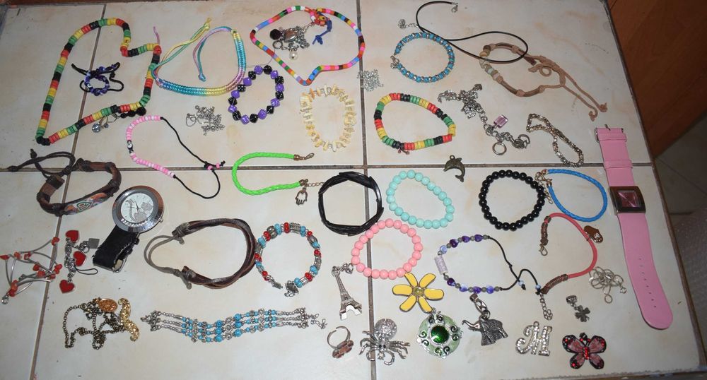 Bransoletki,naszyjniki i inne "skarby"-zestaw 46 szt.