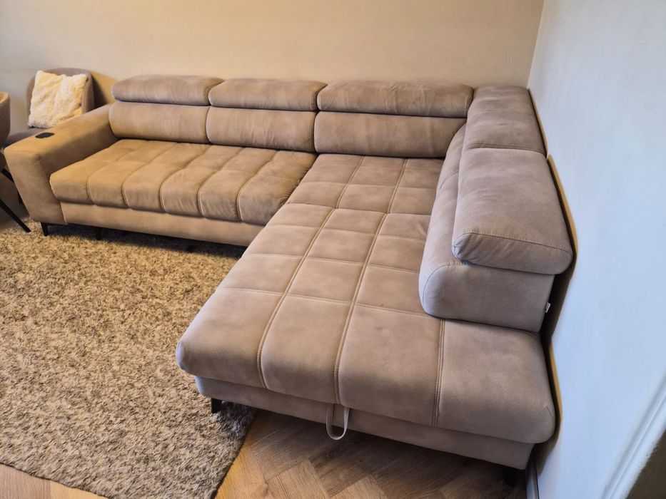 Narożnik rozkładany z pojemnikiem i ładowarka indukcyjną beżowy