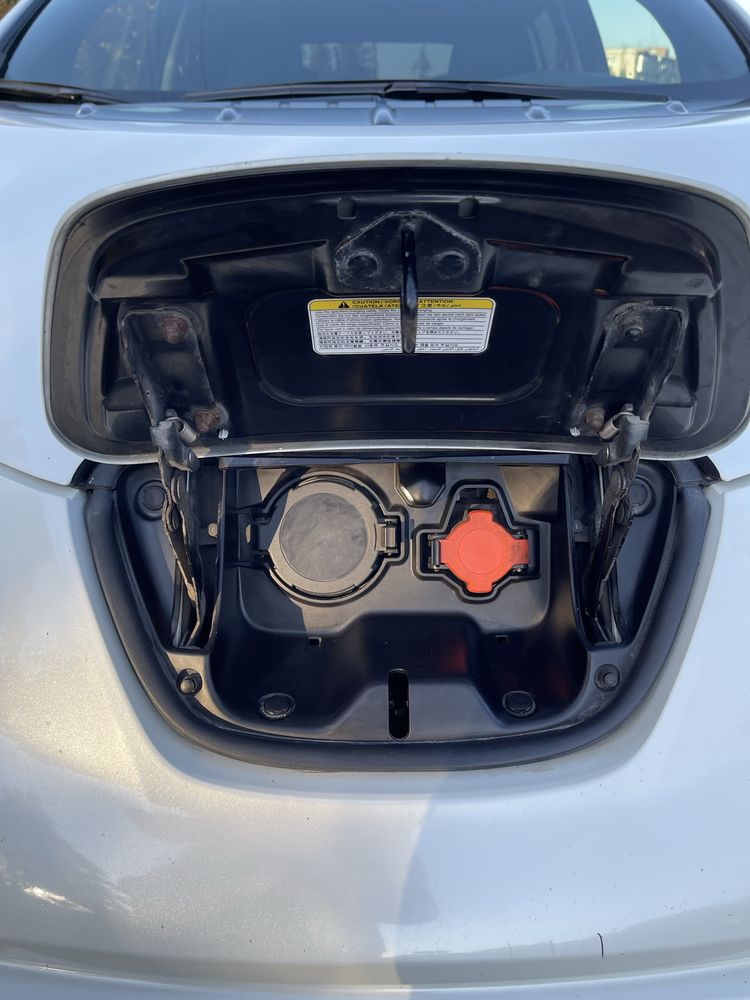 Продам Nissan Leaf