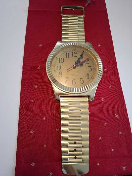 Zegar wiszący z czasów Prlu