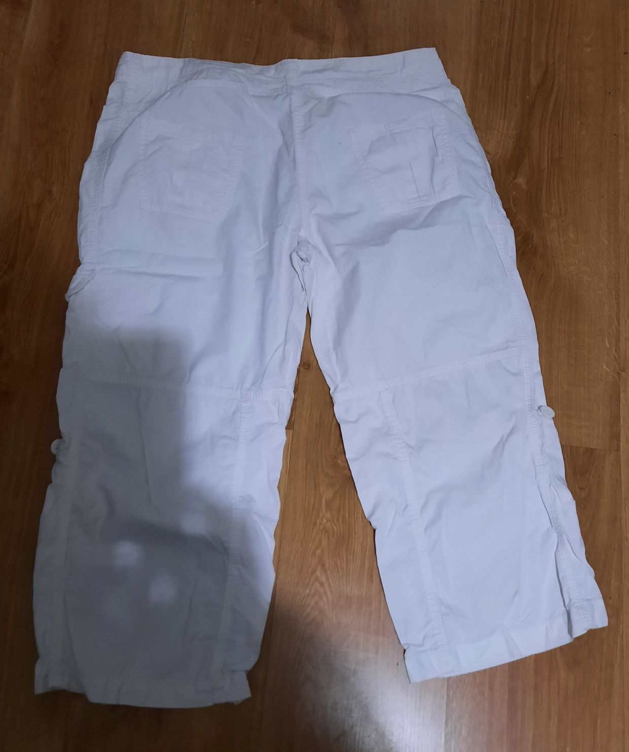 Spodnie damskie białe za kolano firmy M&S