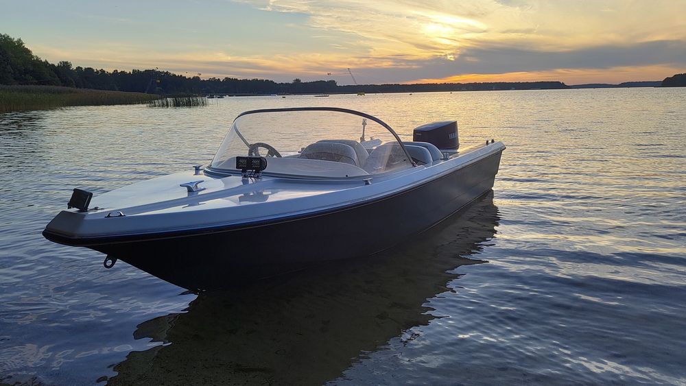 Motorówka z przyczepą i silnikiem Yamaha