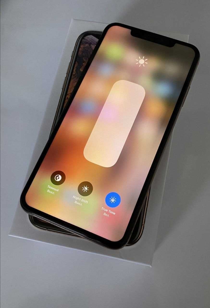 iPhone XS Max 256 GB kolor jest złoty