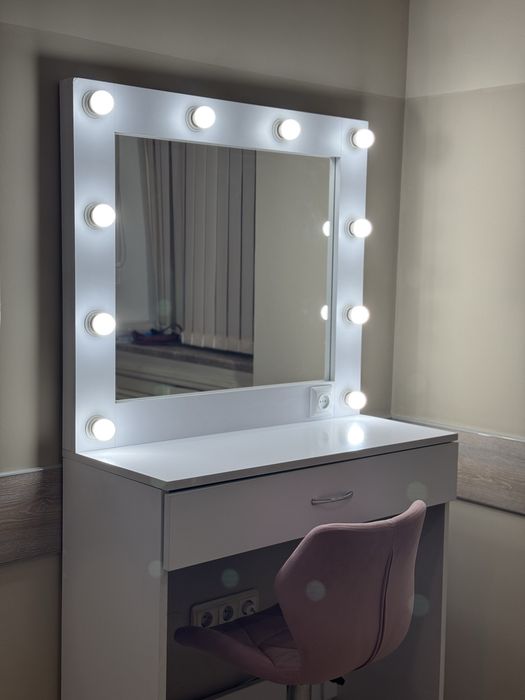 Візажний стіл, стіл для бровистів