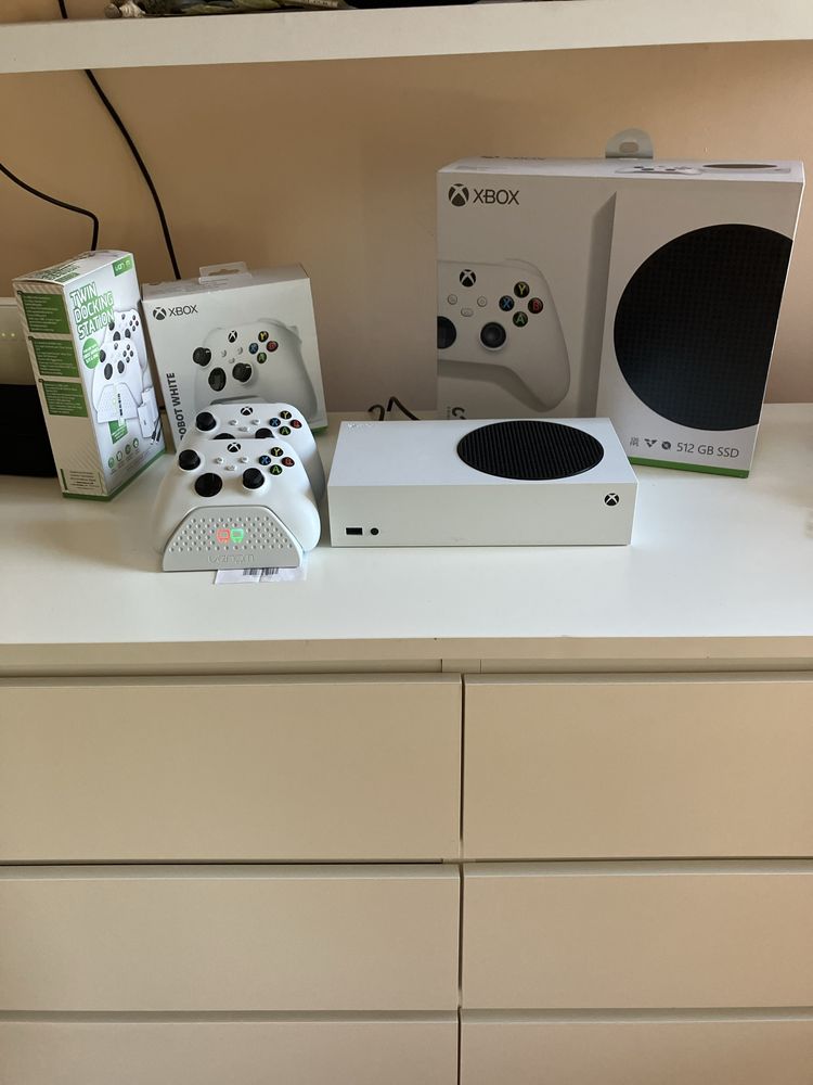 Xbox S stan nowego + 2 pady i stacja dokujaca, na gwarancji do 03.2026
