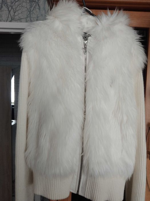 Białe futerko playboy