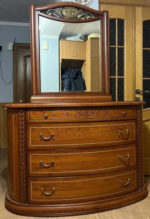 Комод з дзеркалом