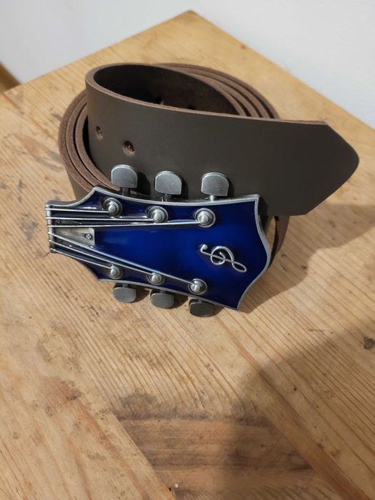Brązowy męski skórzany pasek ręcznie robiony z klamrą gitara