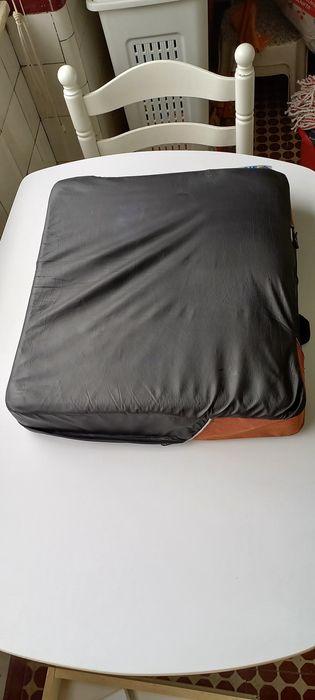 Almofada anti-escaras para colocar na cadeira de rodas.