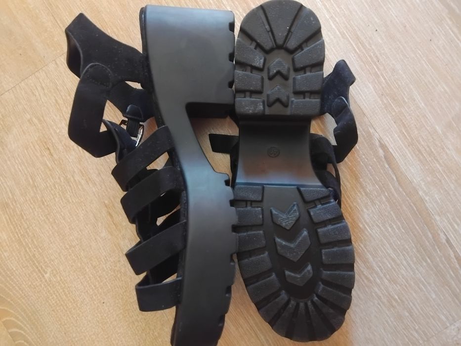 Sandálias pretas novas