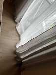 Cortinados brancos e castanhos