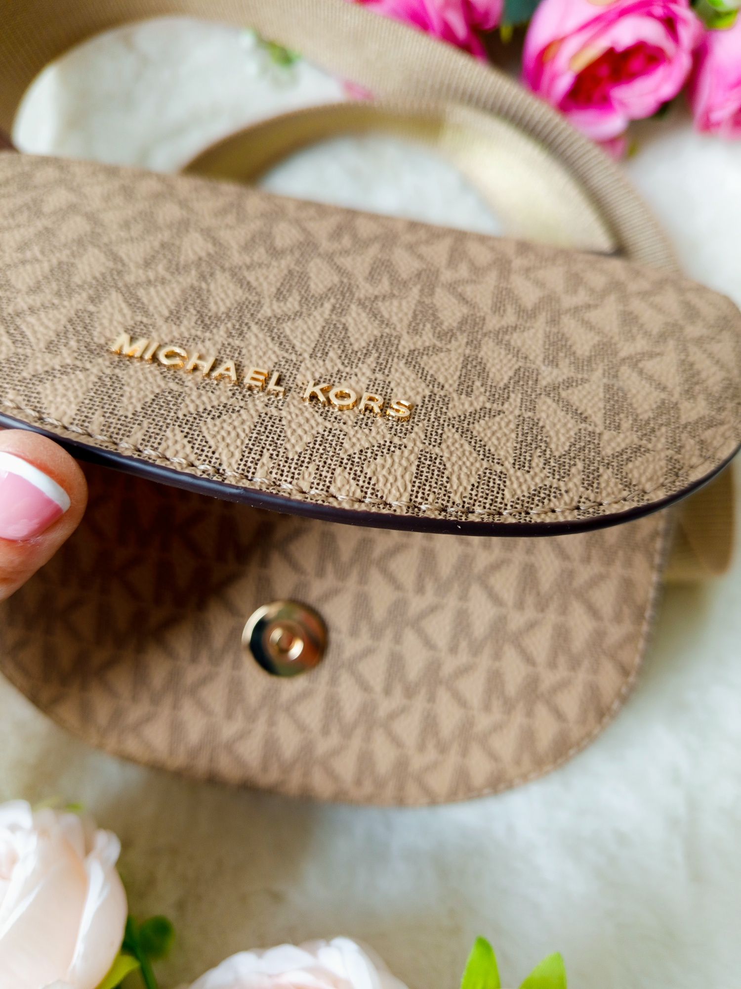 Mała torebka na ramię listonoszka Michael Kors z logo beżowa brązowa