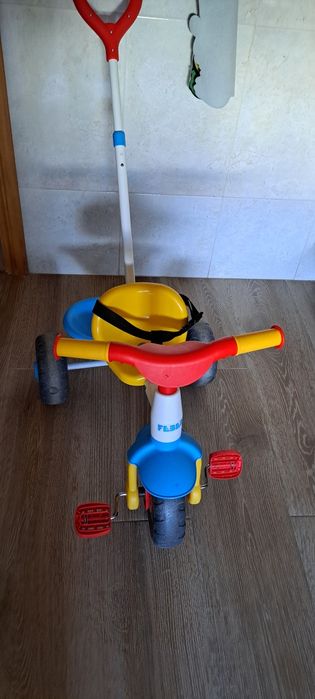 Triciclo com cesto e suporte de empurrar