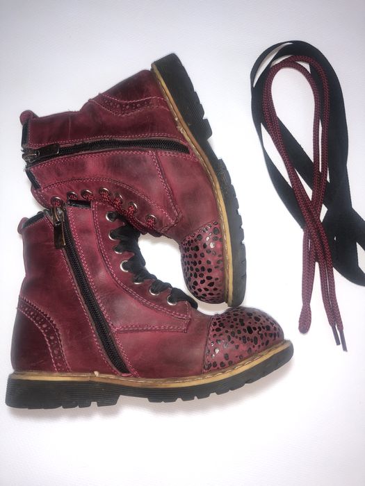 Натуральне хутро всередині, шкіряні ботинки.