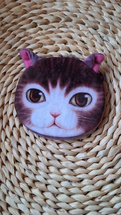 Nowy mały portfelik pluszowy zapinany na suwak kot