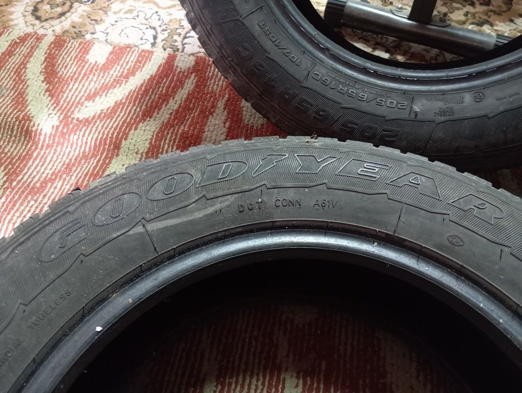 Opony letnie 4sztuki 205/65/16C
