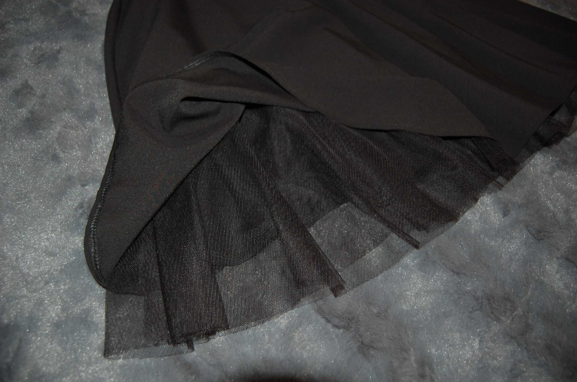 Czarna sukienka ze srebrnymi zdobieniami