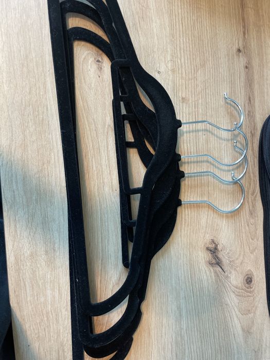 Cabides veludo pretos