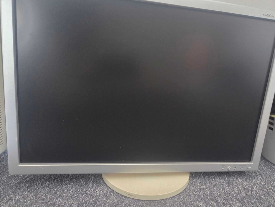 3 monitory NEC MultiSync EA241WM 1920 × 1200 (WUXGA)