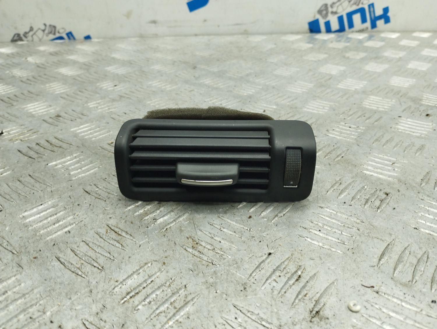 Дефлектор воздуха левый 4L08192094PK для Audi Q7 4L 2005-2015