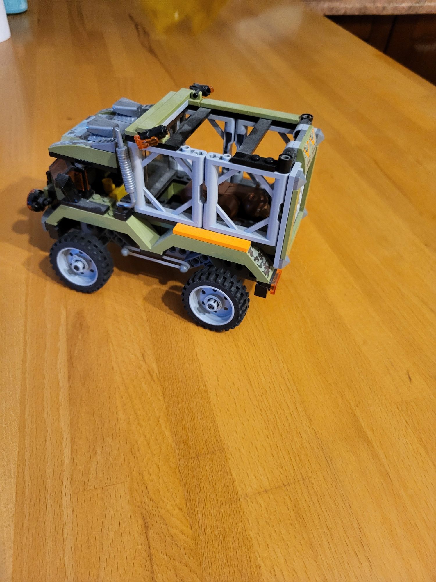 Samochód LEGO z niedźwiedziem