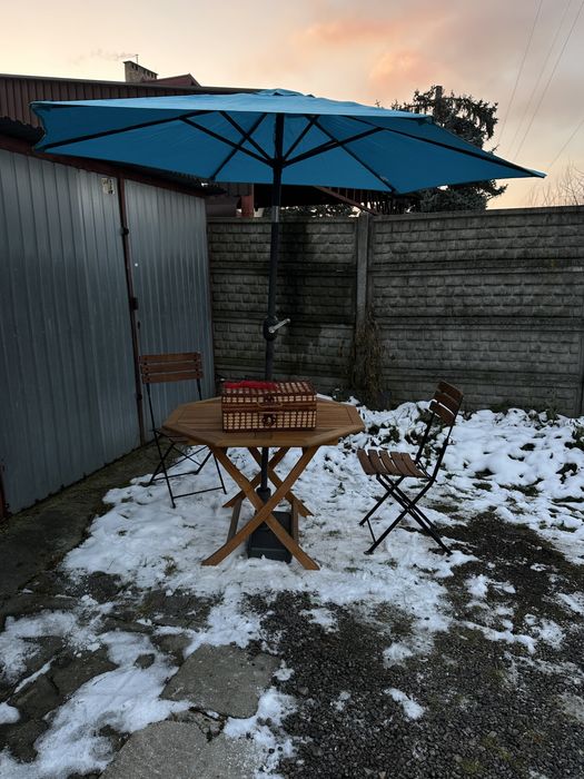 Zestaw ogrodowy: Stolik, 2 Krzesła, Parasol + Nowy Kosz PiKnikowy