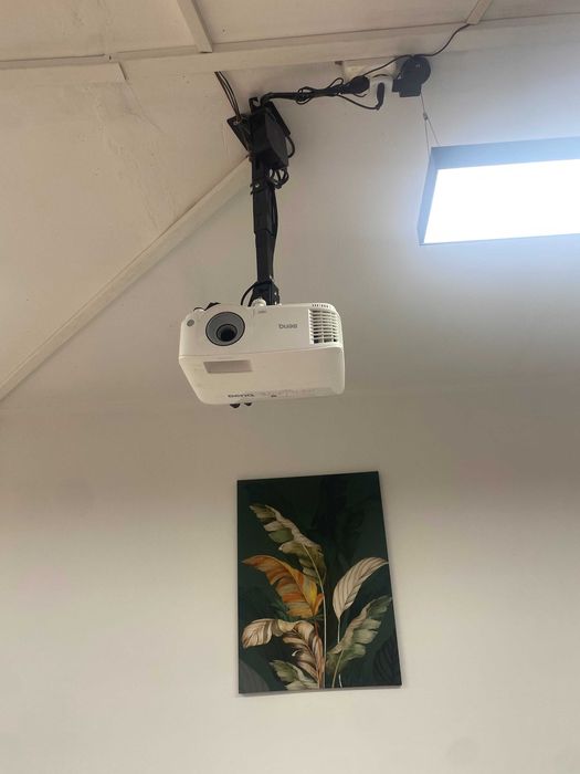 Проектор Benq TH 550 з пультом керування і кріпленням