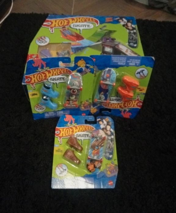 Pista de skates e 3 skates novos hot wells