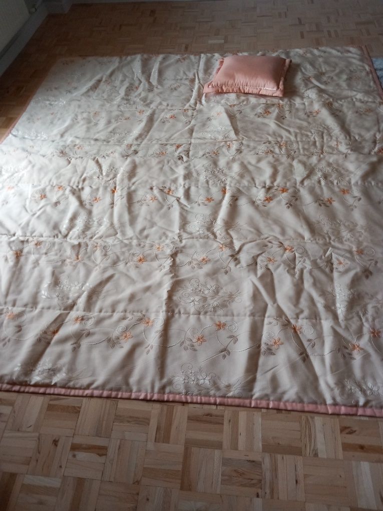 Narzuta na łóżko haftowana
