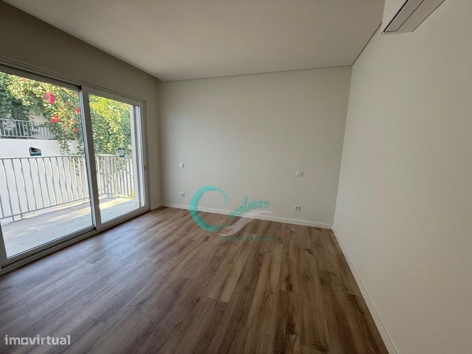 Apartamento T3 com terraço e dois lugares de estacionamento na Cova...