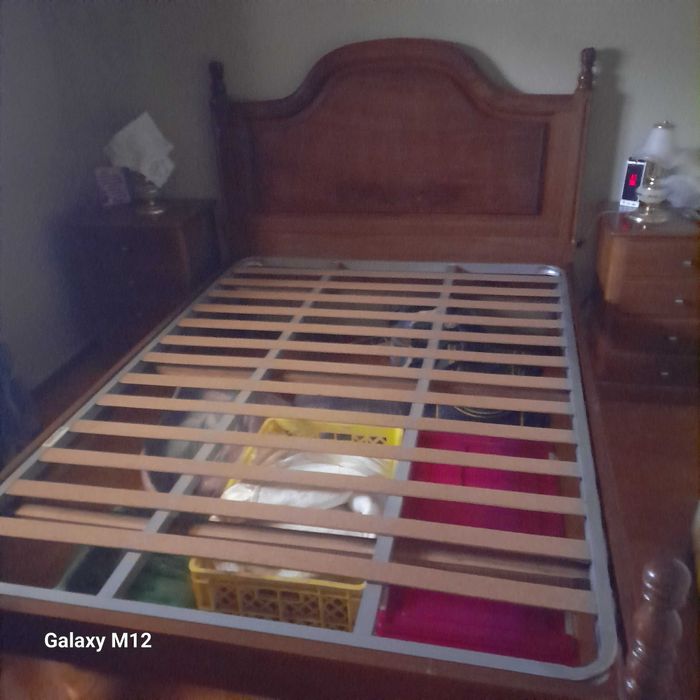 Mobília de quarto de casal com tampos em mármore