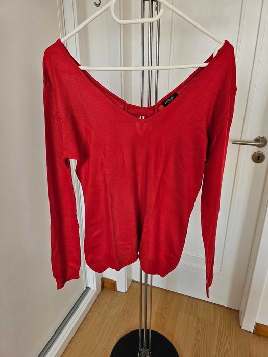 Camisola vermelha com laço atrás
