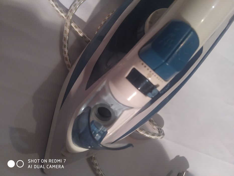 Утюг Grunhelm EI8858T с функцией отпаривания