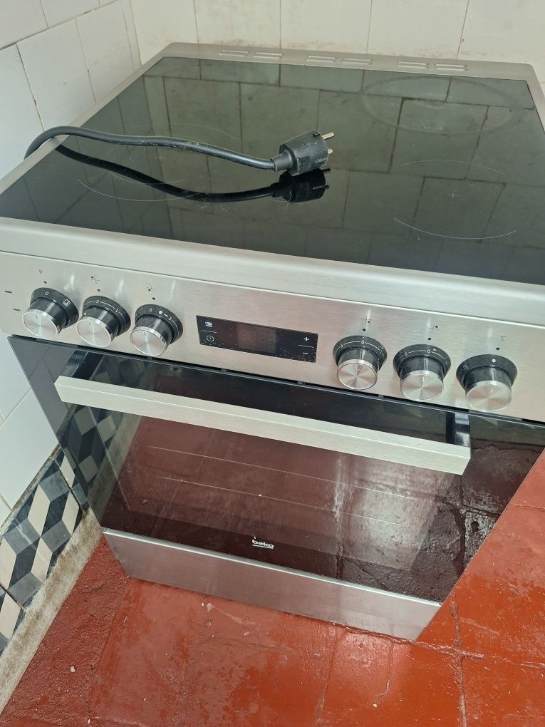 Vendo fogão com forno eléctrico belko em óptimo estado por 50 euros
