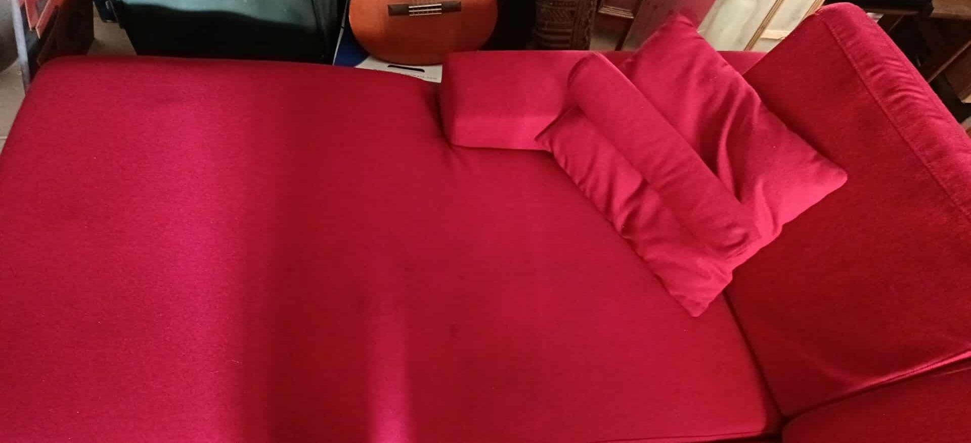 Sofá Chaise Longue Vermelho em bom estado geral