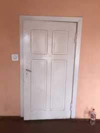 Stare dzwi drewniane z futrynami
