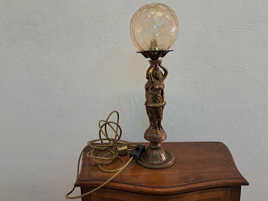 Lampa figuralna stołowa mosiężna 3 kobiety kariatydy kula art deco