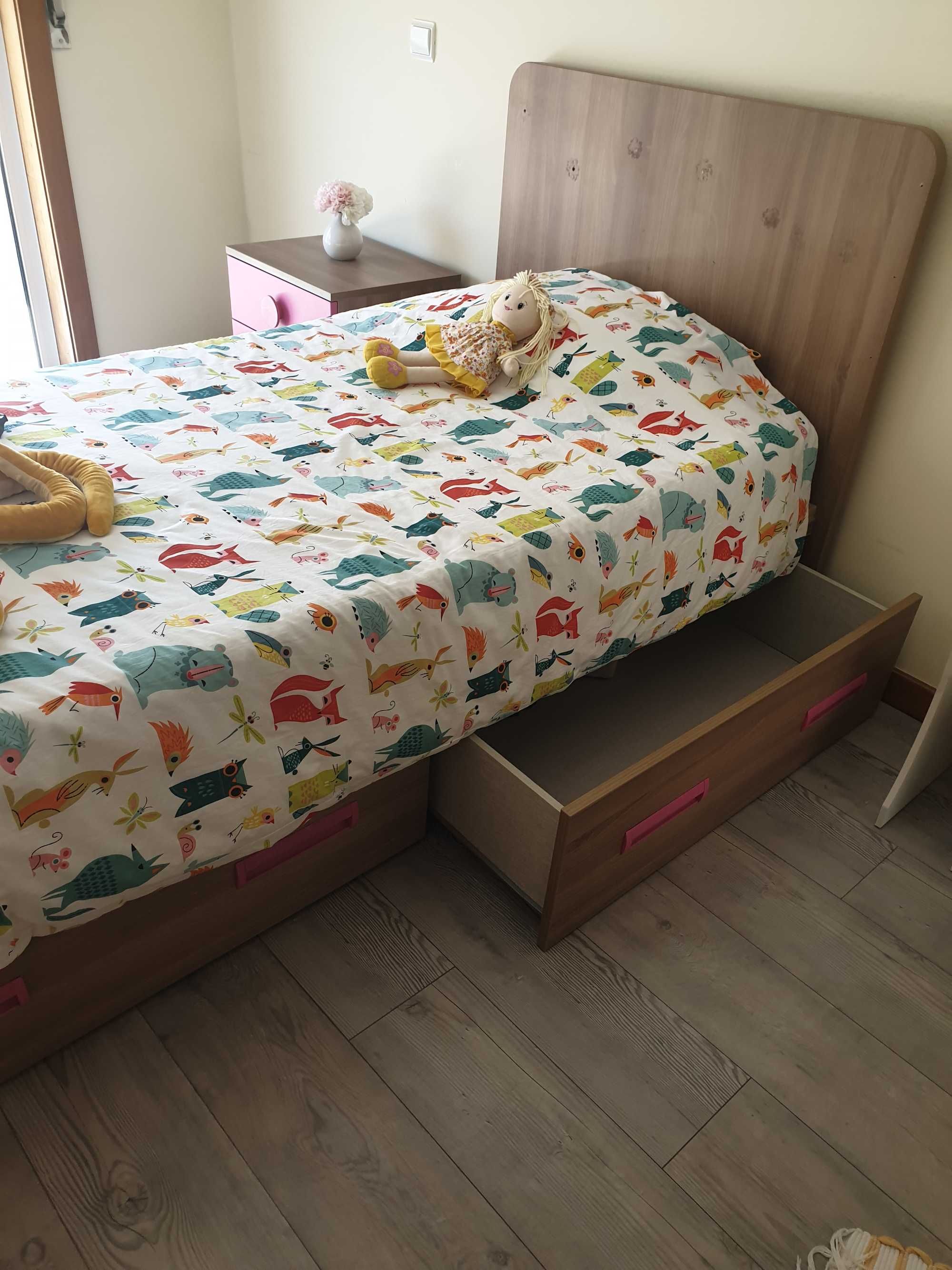 Cama de Solteiro + Mesinha de cabeceira