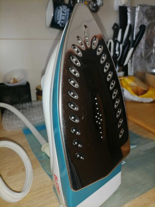 Baixa de preço. Ferro de engomar com caldeira e visor digital.secador